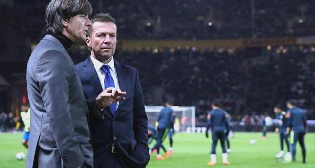 足球俱乐部换帅风波，新教练展现决心改变困境的简单介绍