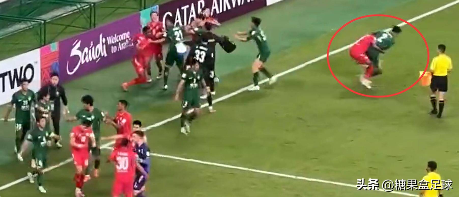 比赛中出现激烈冲突，双方队员互相推搡