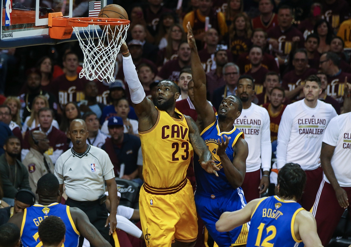 猛龙险胜雄鹿,乔治统治全场 猛龙险胜雄鹿,乔治统治全场